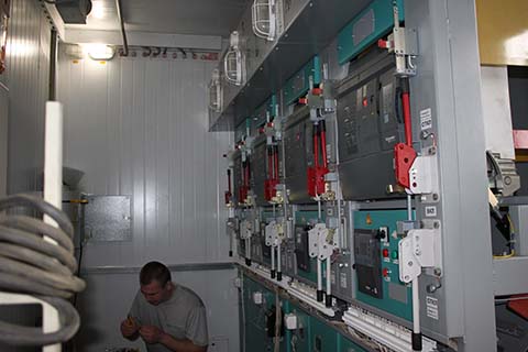 Монтаж электротехнического оборудования в отдельном отсеке контейнера с высоковольтным дизельным генератором ЭТРО